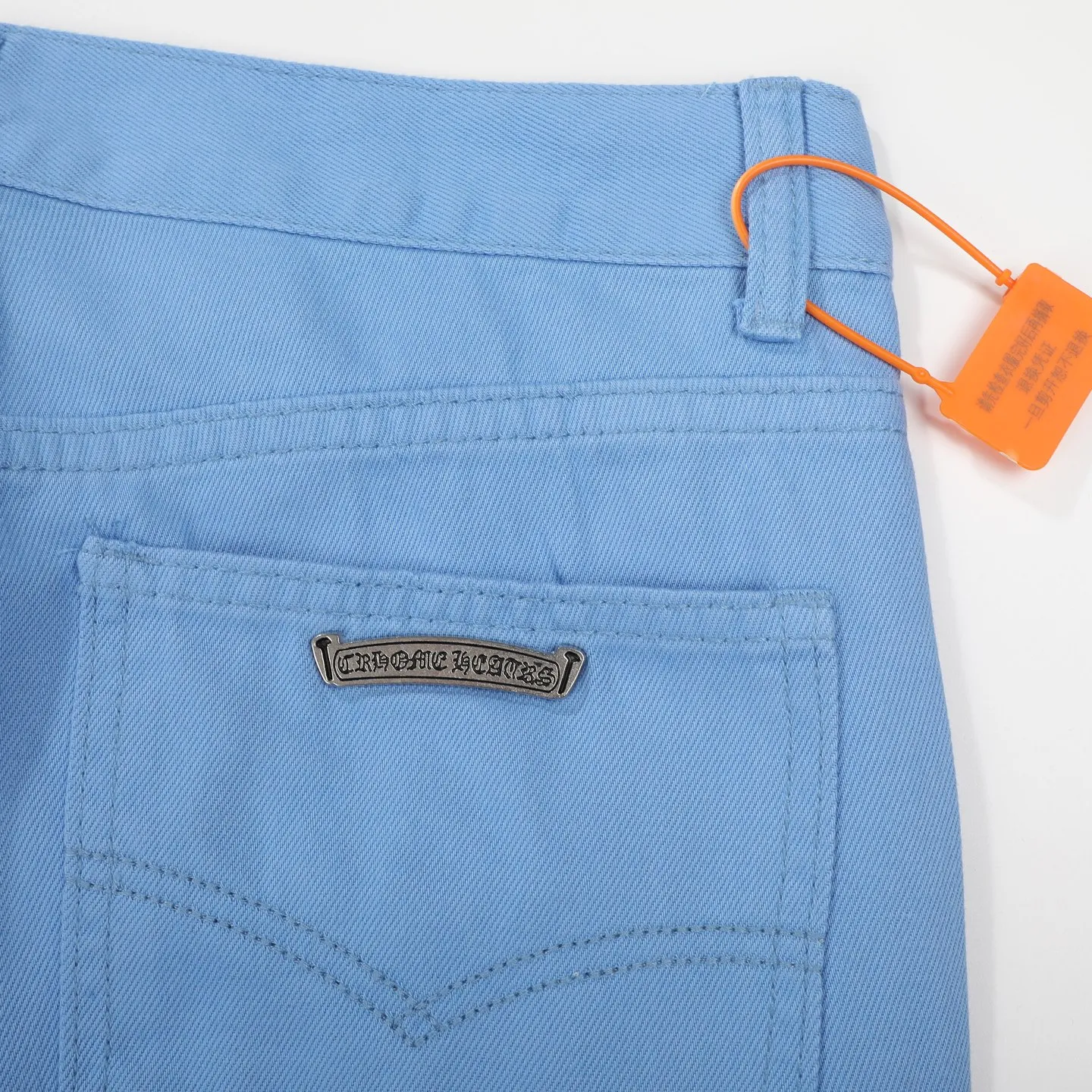 P270 Chrome hearts CH co-branded Drak Miami ice blue jeans exude uninhibited personality and unique charm. Every wear and tear is carefully designed to present a unique artistic feel. Made of imported denim fabric, which has undergone heavy industrial washing and destruction treatment, the trousers show a super cool effect on the upper body, allowing you to dominate the fashion stage.  This is more than just a pair of jeans, it is an expression of attitude. With its unique design concept and ultimate pursuit of details, Croxin breaks traditional boundaries and defines the jeans trend in the new era. The trousers are made of double-layer woven fabric with customized hardware. Special Italian cowhide is printed and cut. Custom-made sheepskin three-layer thick-line leather. The whole body is spliced ​​in heavy water washing. Craftsmen hand-splash ink. You can see the details. Three-dimensional cutting version. Loose and comfortable, not flattering to the body. Makes taller and slimmer. Seiko factory. Original quality control. Same style for men and women. Can be matched with couples. Versatile recommendation. Must-have jeans for all seasons. Color: ice blue. Size: 28-30-32-34.
